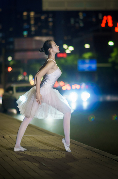 -球员首次在主场宣布慈善项目，回馈家乡引发热议，球星赞助顺序